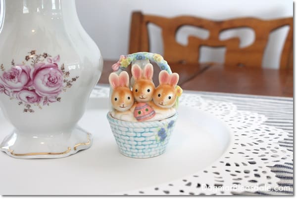 Vintage Weimar Porzellan Vase an three bunnies in basket figurine
