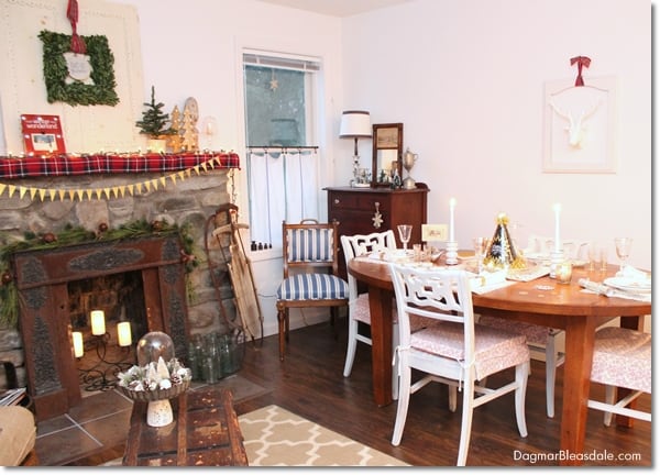 Christmas and New Year's Eve decor in cottage living room