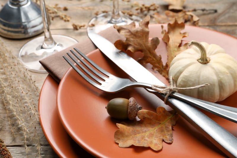 rustic fall table decor with acorn an leaves